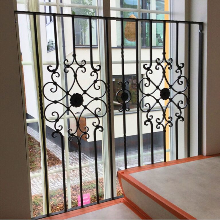Seinäjoen asuntomessut Villa Tango – portti, terassinkaide, ovikatos, ranskalainen parveke, kaide ikkunan eteen, valaisimia