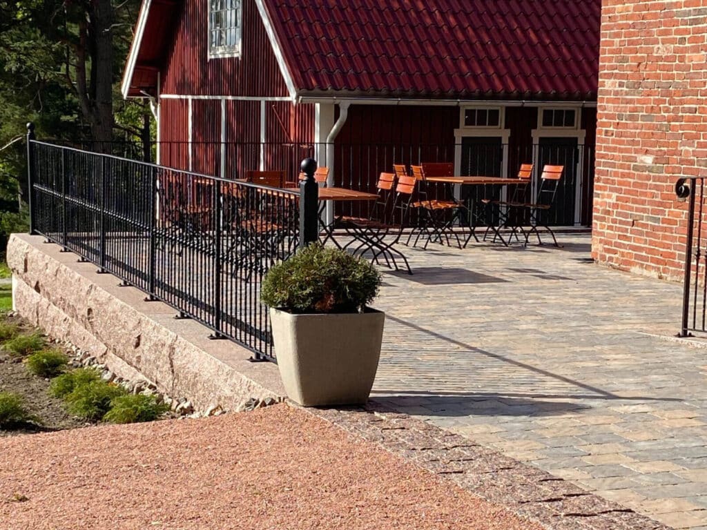 Kaide muurin päällä on valmistettu takoraudasta käsityönä Söderlångvikin kartano portiikki.fi