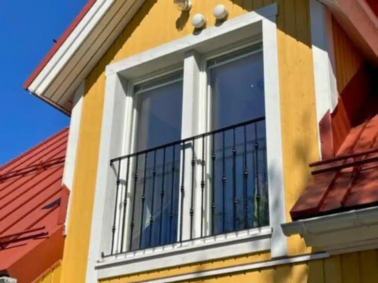 Ranskalainen parveke ikkunassa, omakotitalo Espoo
