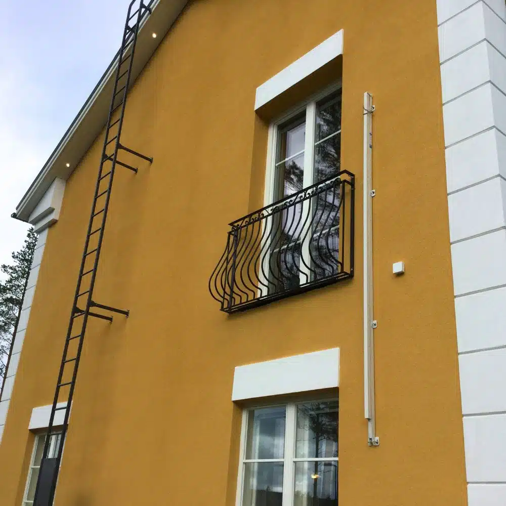 Pullea ranskalainen metallikaide yläkerran ikkunassa Seinäjoki asuntomessut Villa Tango portiikki.fi