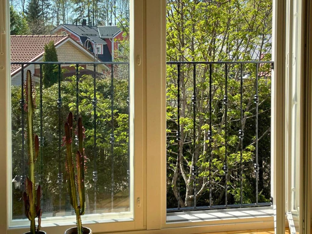 Ranskalainen parvekekaide ikkunassa, korsiteellinen ja musta,Portiikki