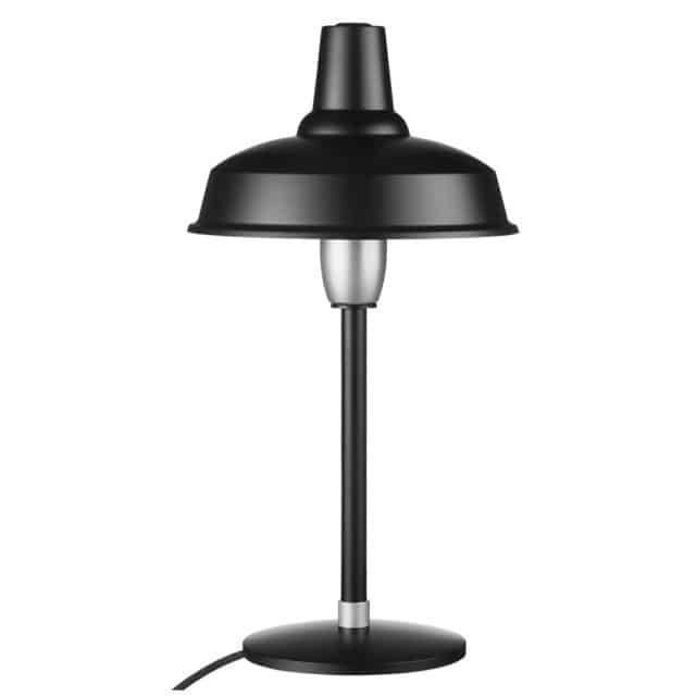 Musta skandinaavistyylin pöytälamppu.
